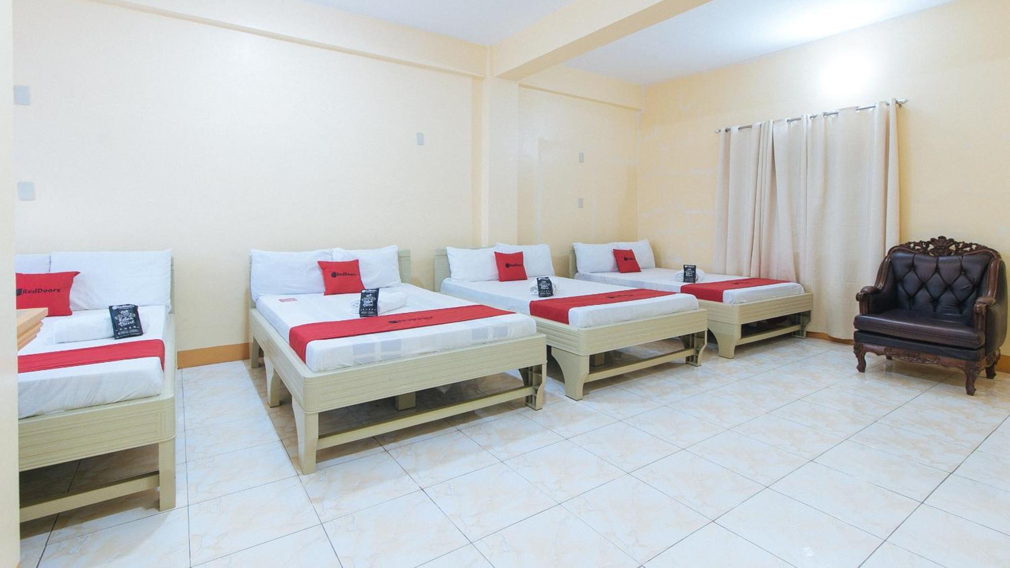 Reddoorz @ Goldland Spring Resort Urdaneta City Exterior photo