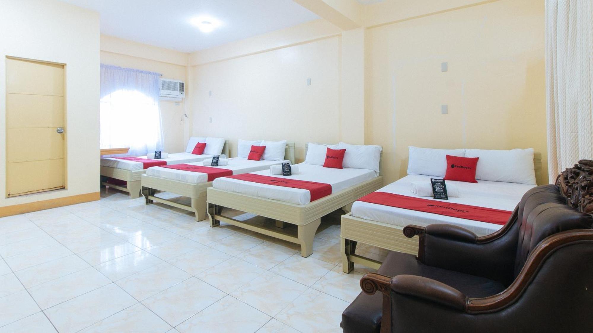 Reddoorz @ Goldland Spring Resort Urdaneta City Exterior photo