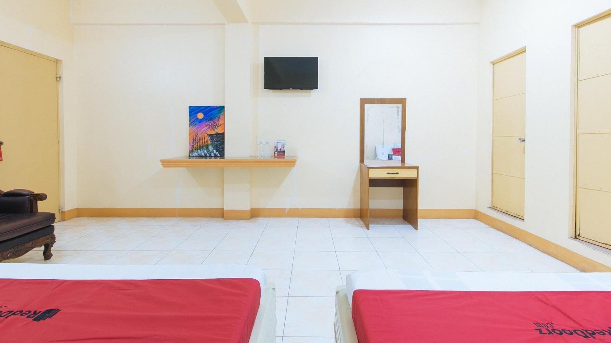 Reddoorz @ Goldland Spring Resort Urdaneta City Exterior photo