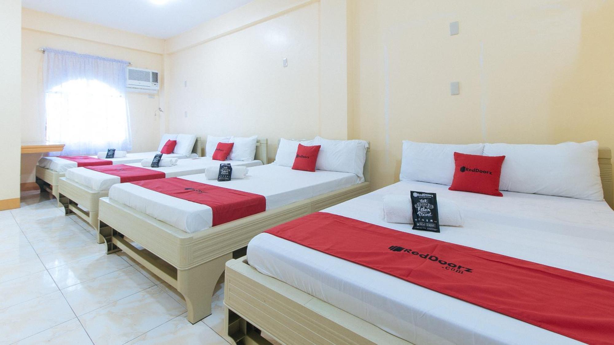 Reddoorz @ Goldland Spring Resort Urdaneta City Exterior photo
