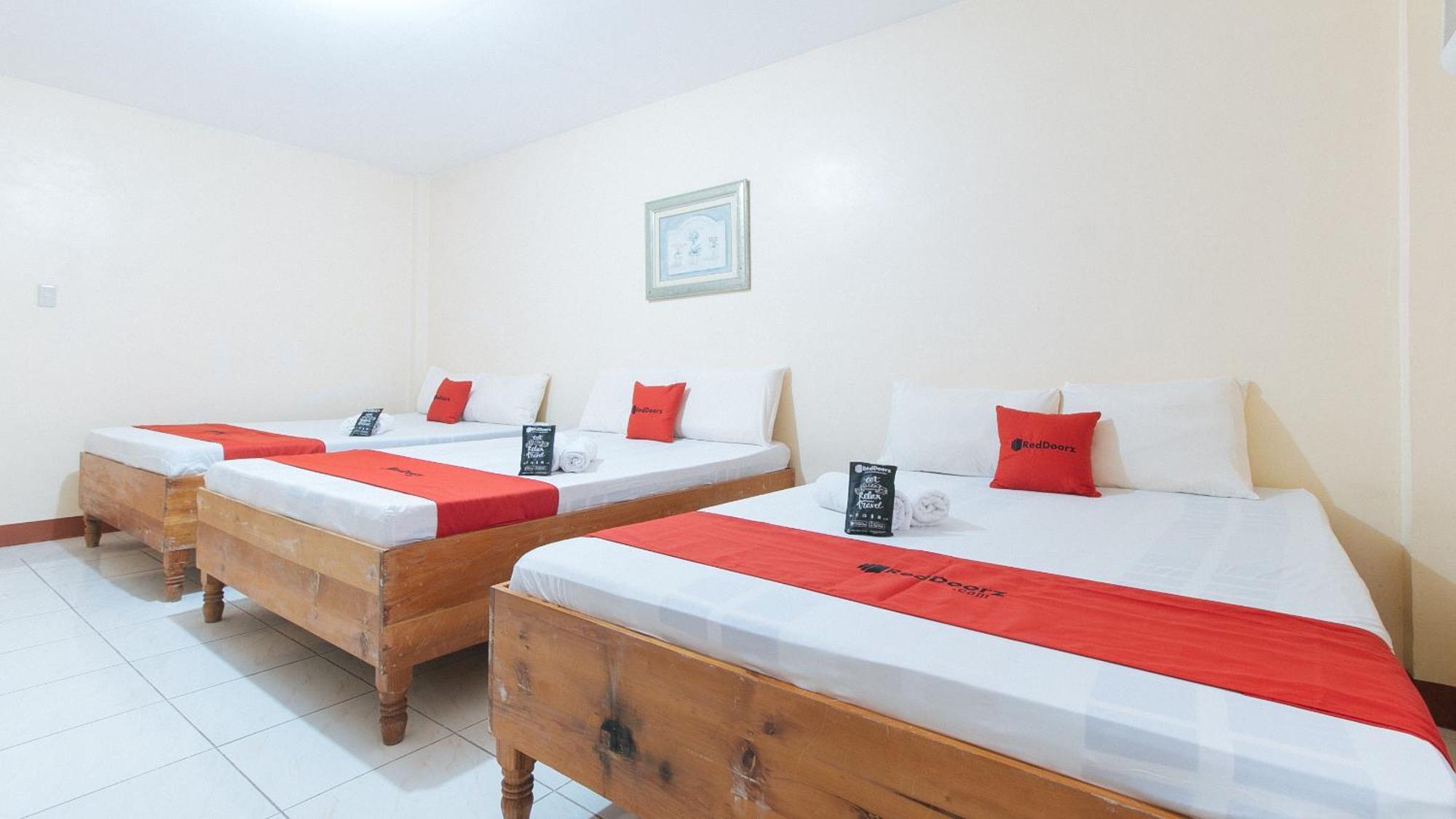 Reddoorz @ Goldland Spring Resort Urdaneta City Exterior photo