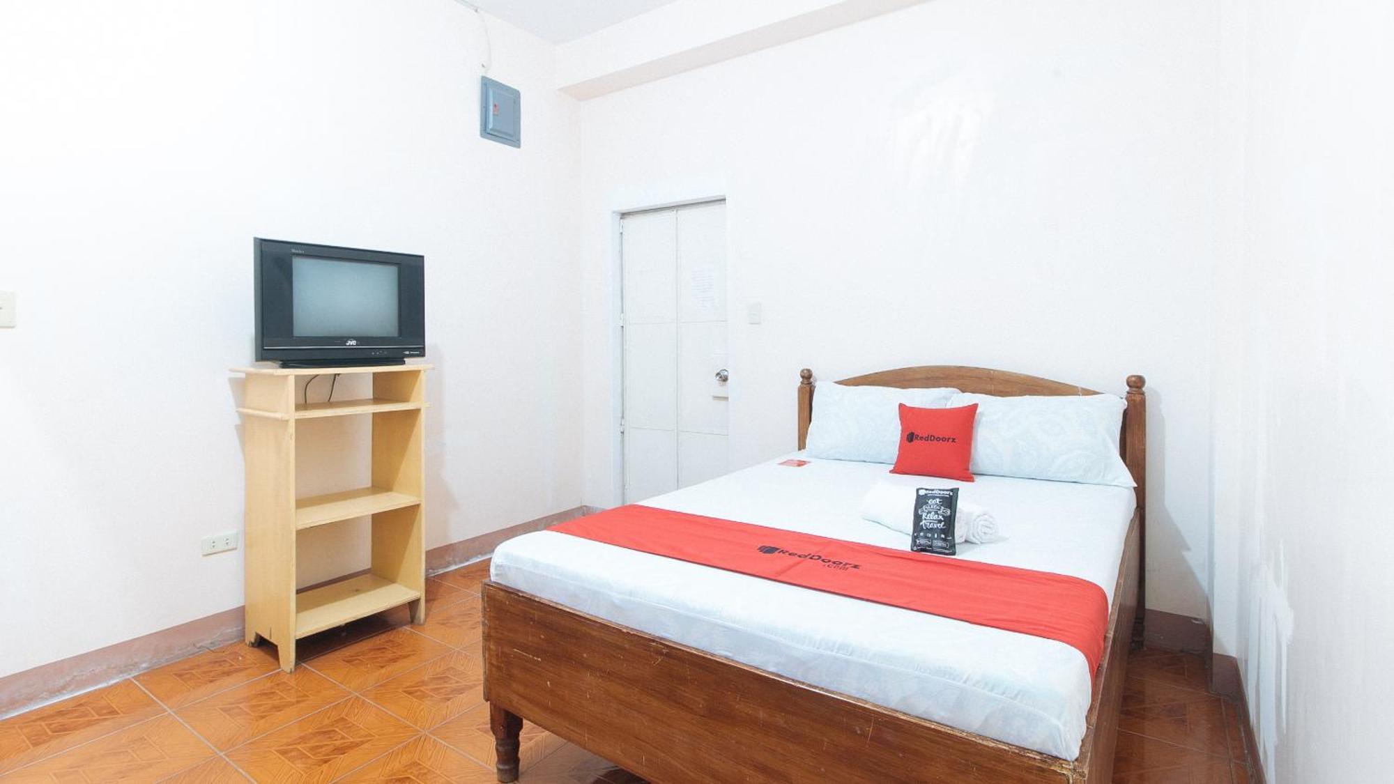 Reddoorz @ Goldland Spring Resort Urdaneta City Exterior photo